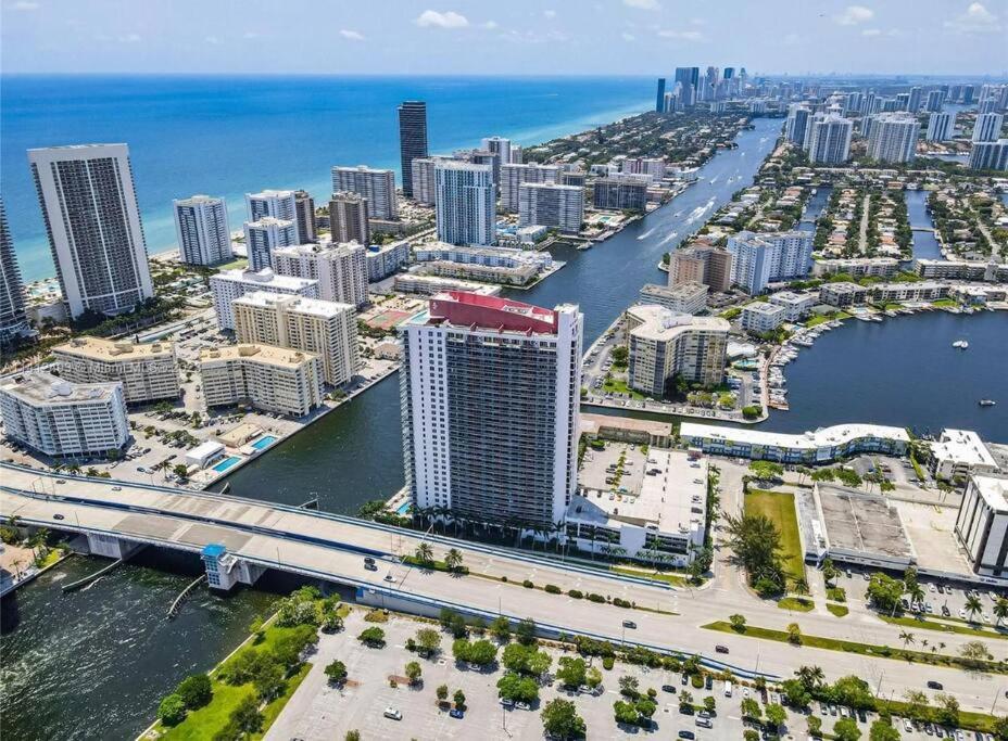 Ocean Views - Pool & Gym - Pet Friendly - Close To Hallandale Beach
