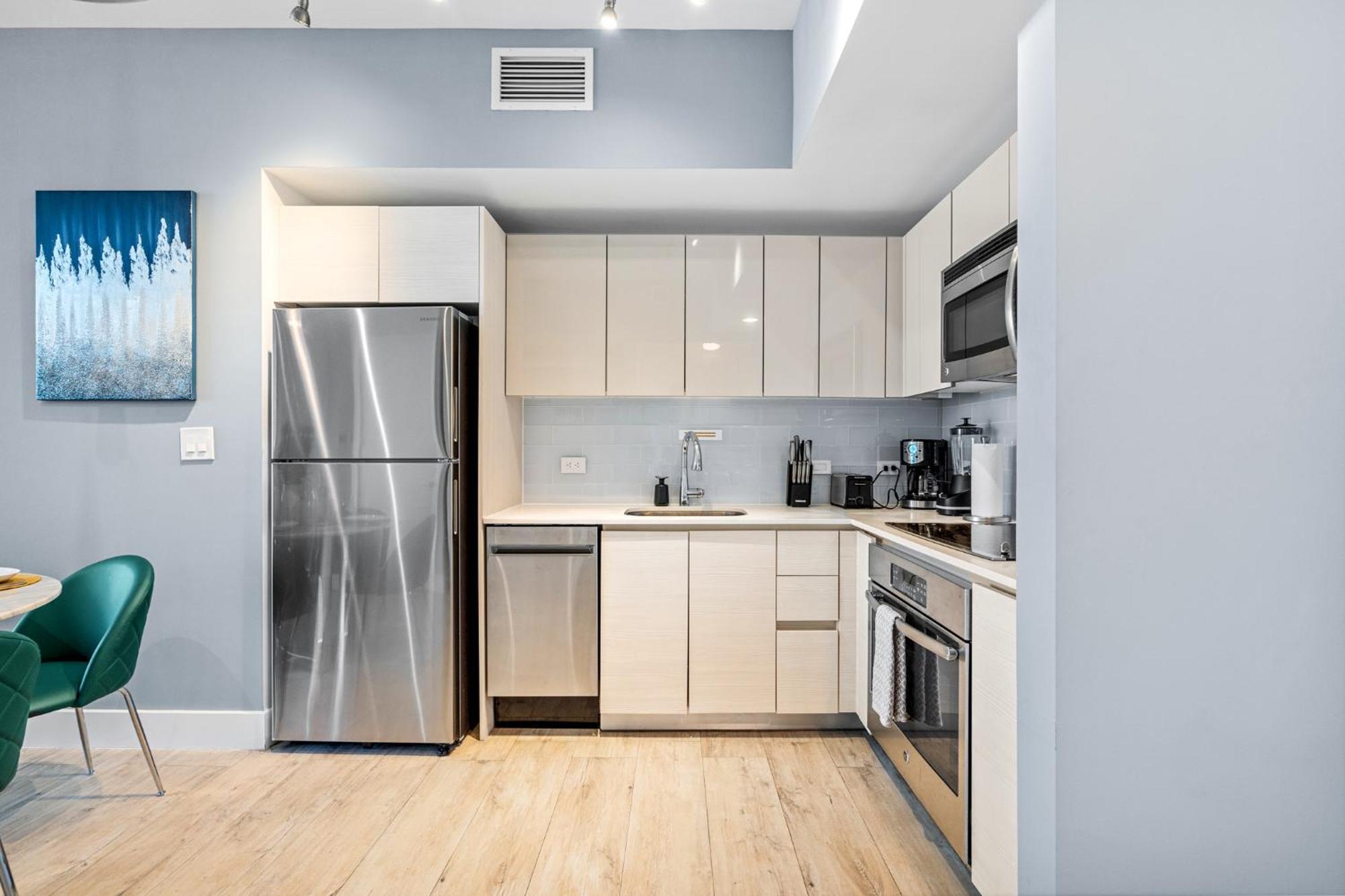 Apartment Ocean Views - Pool & Gym - Pet Friendly - Close To