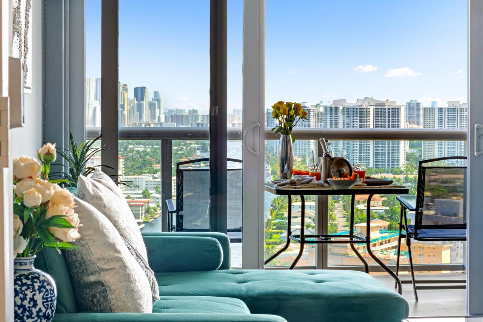 Ocean Views - Pool & Gym - Pet Friendly - Close To *