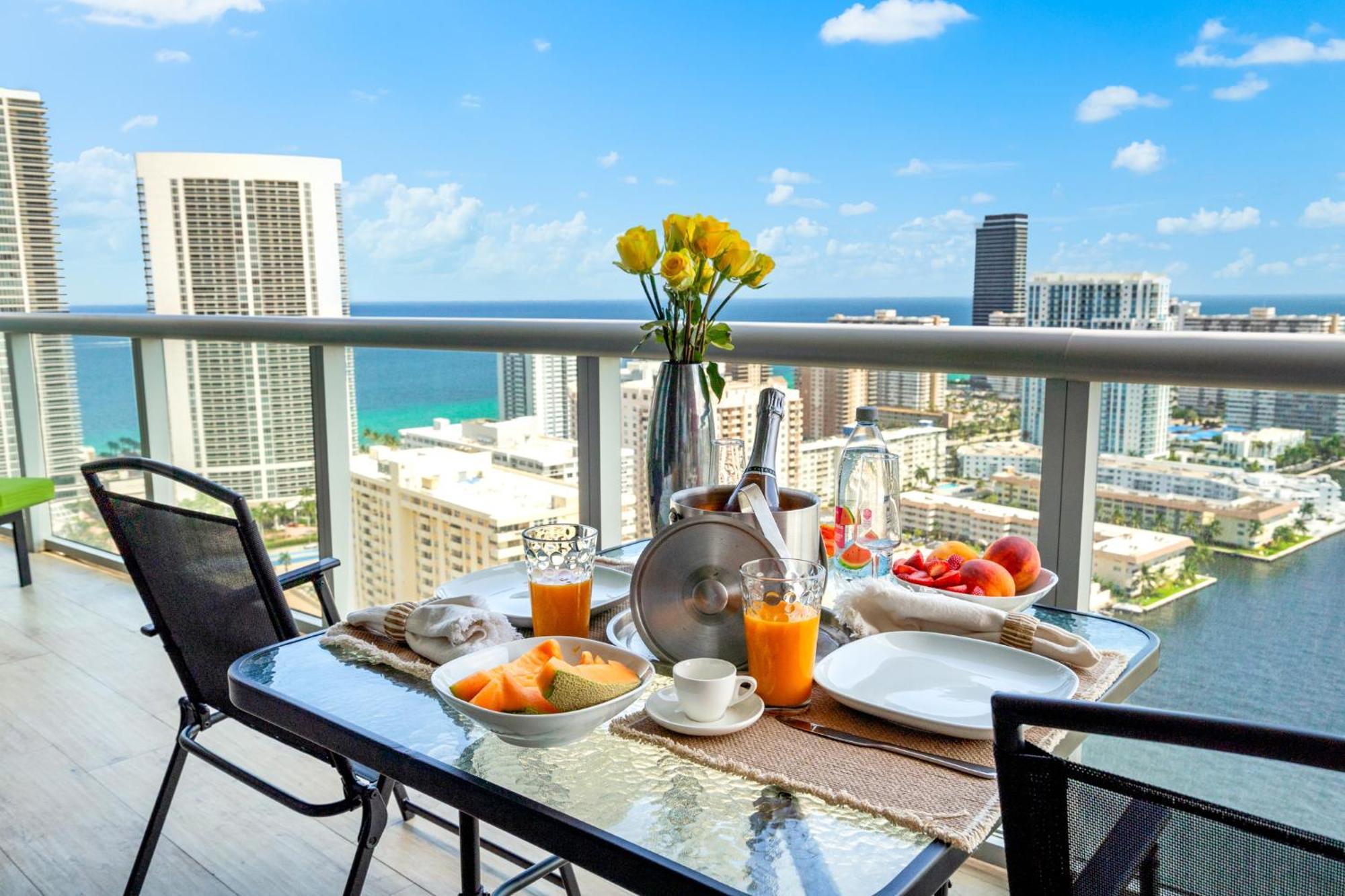 Ocean Views - Pool & Gym - Pet Friendly - Close To