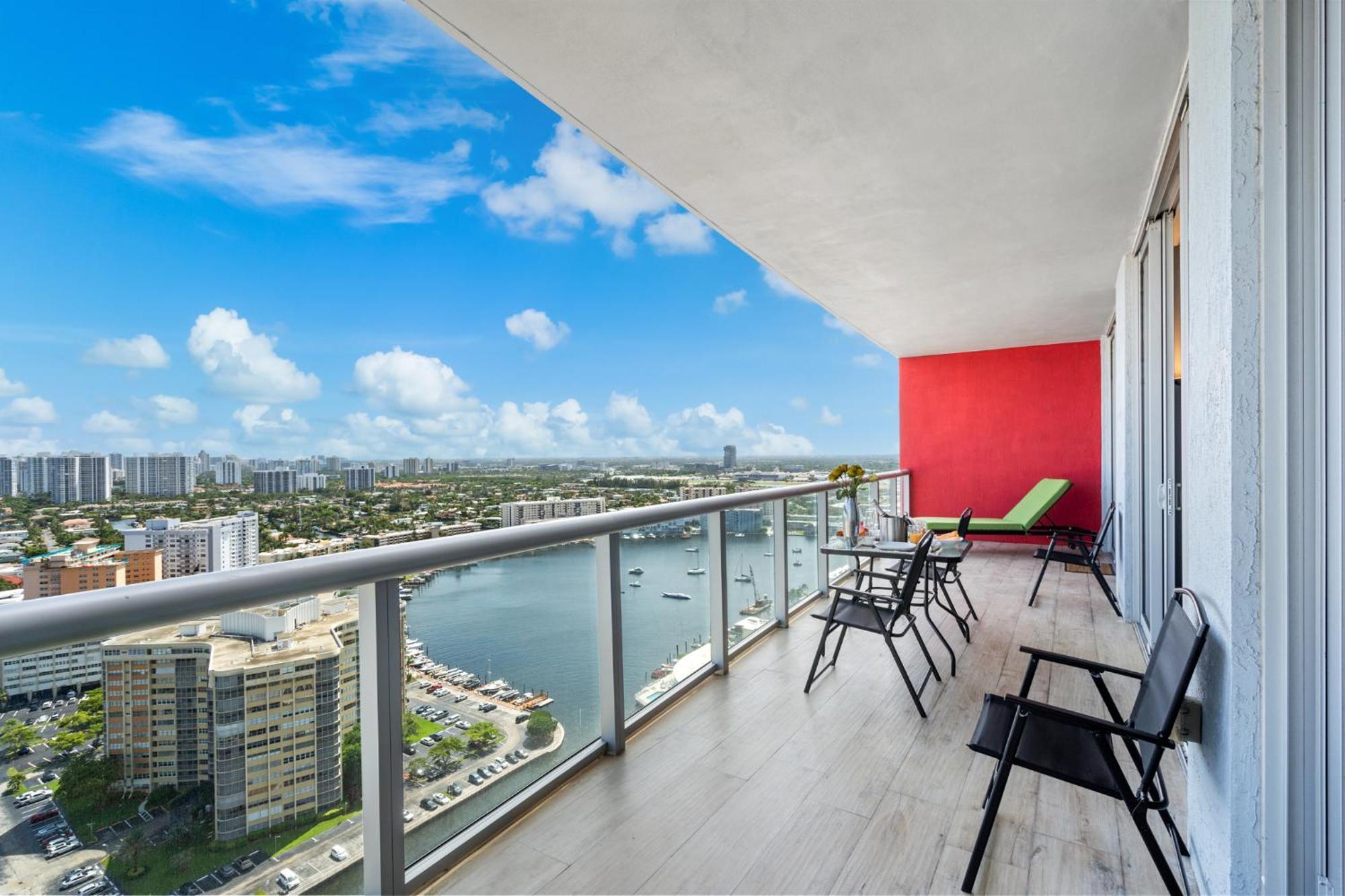 Apartment Ocean Views - Pool & Gym - Pet Friendly - Close To *