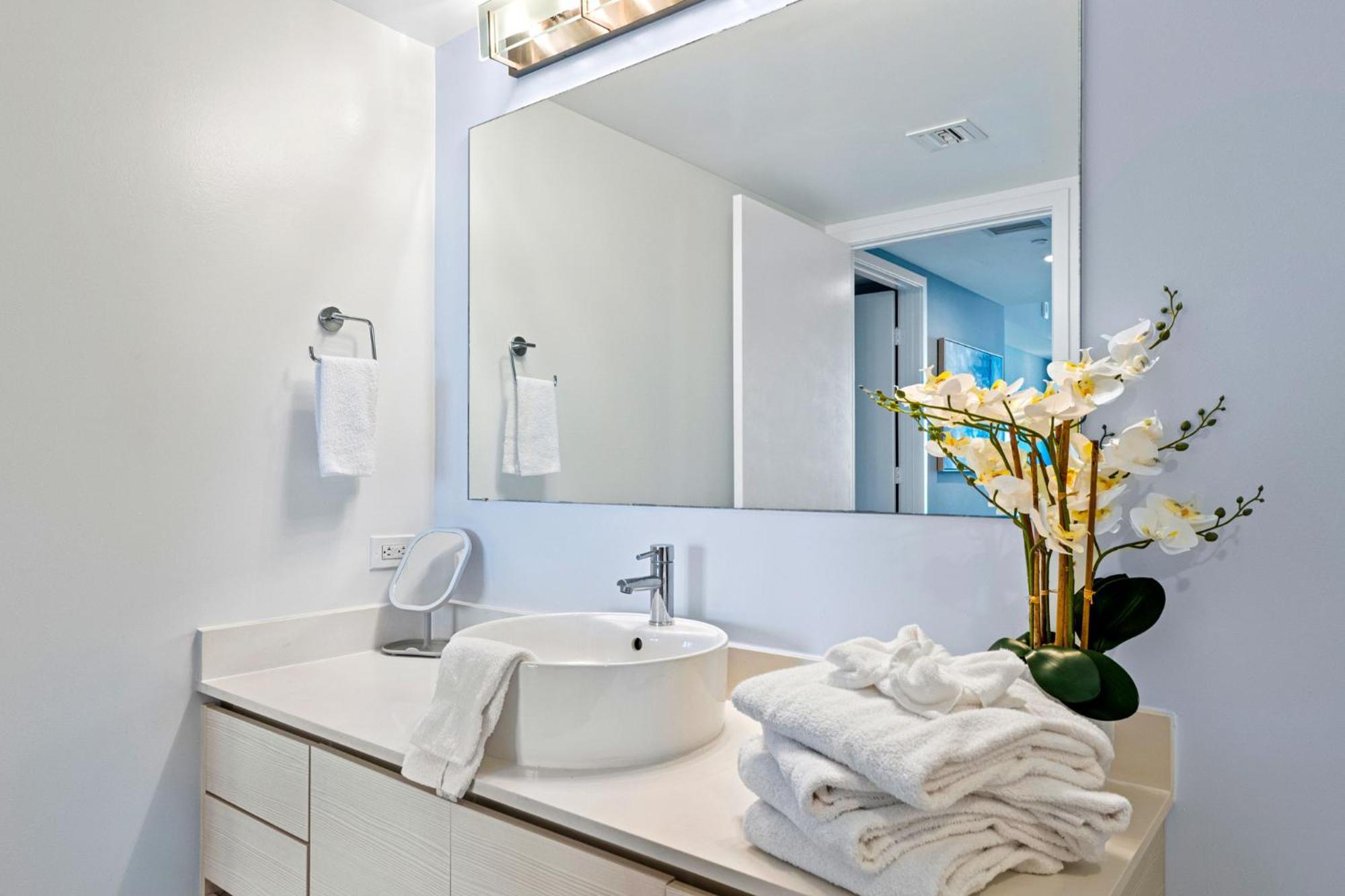 Ocean Views - Pool & Gym - Pet Friendly - Close To * Hallandale Beach