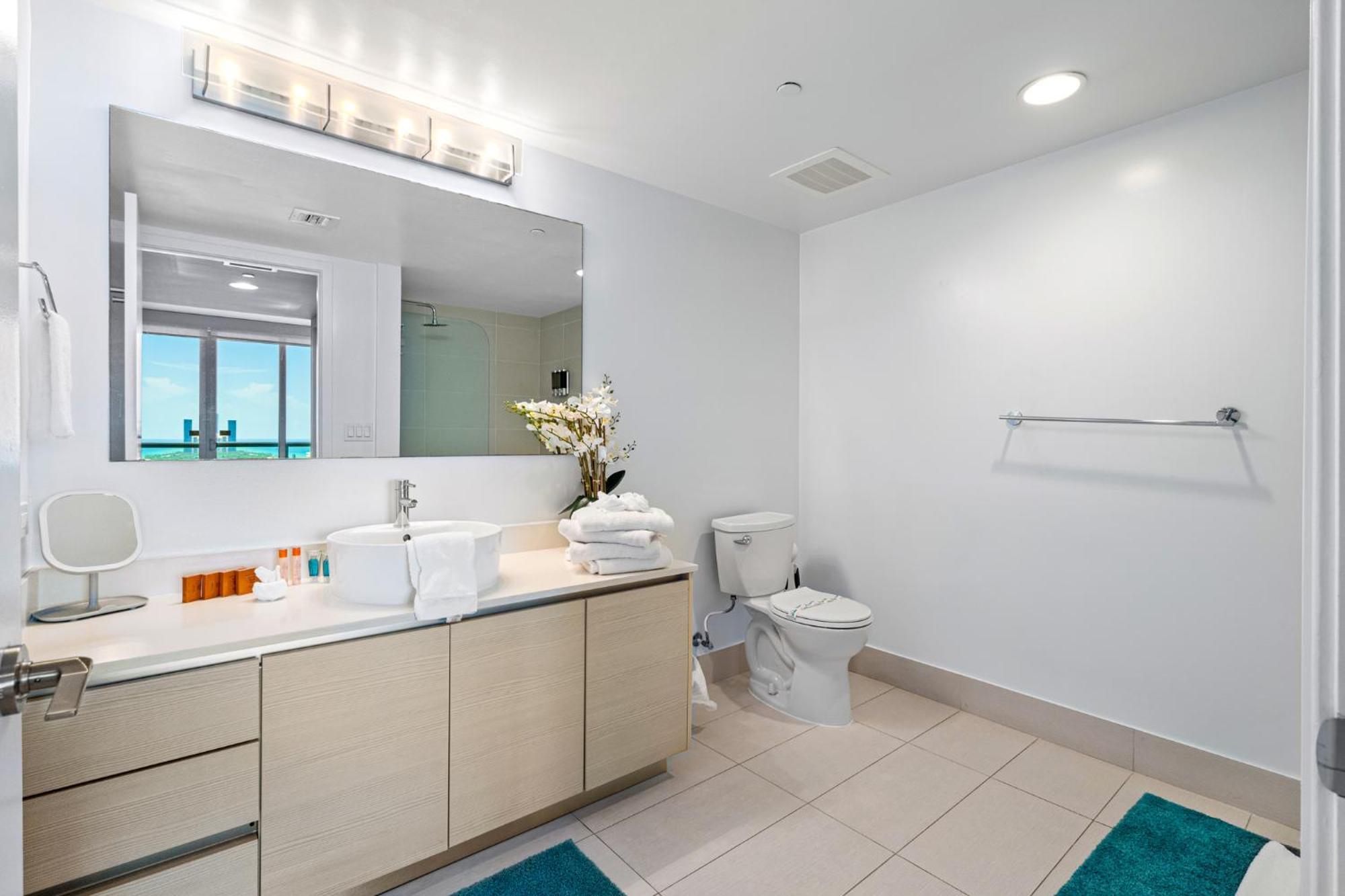 Ocean Views - Pool & Gym - Pet Friendly - Close To