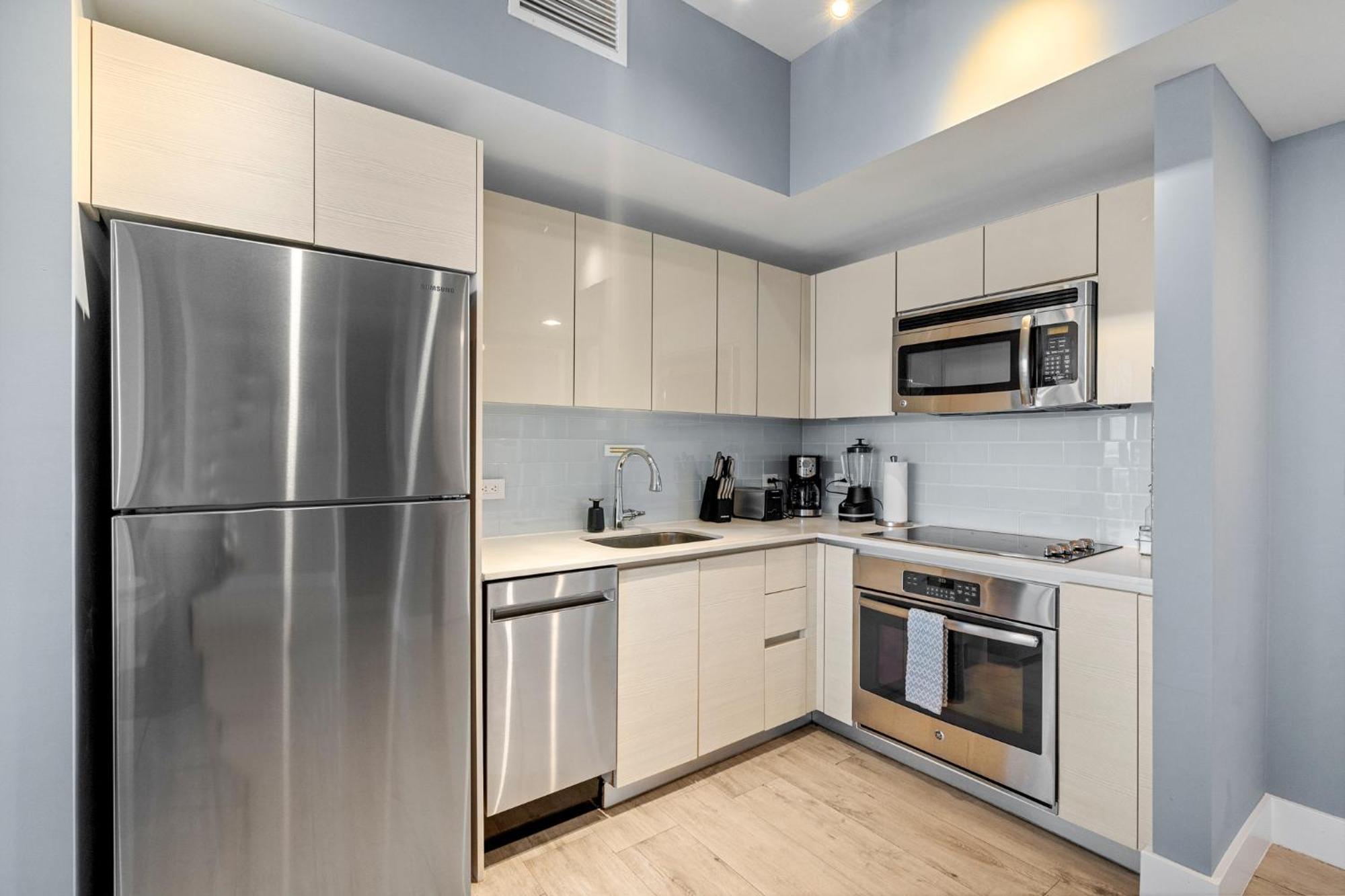 Ocean Views - Pool & Gym - Pet Friendly - Close To