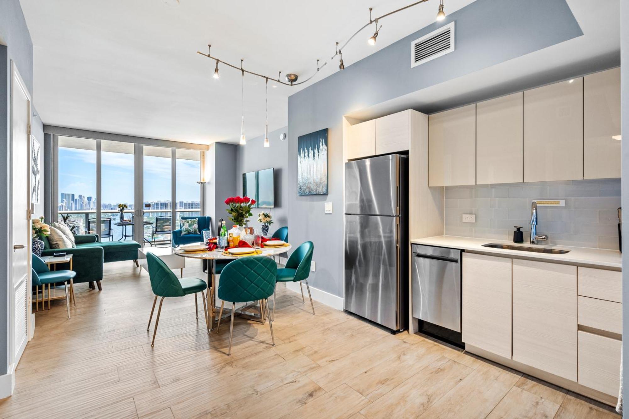 Ocean Views - Pool & Gym - Pet Friendly - Close To *